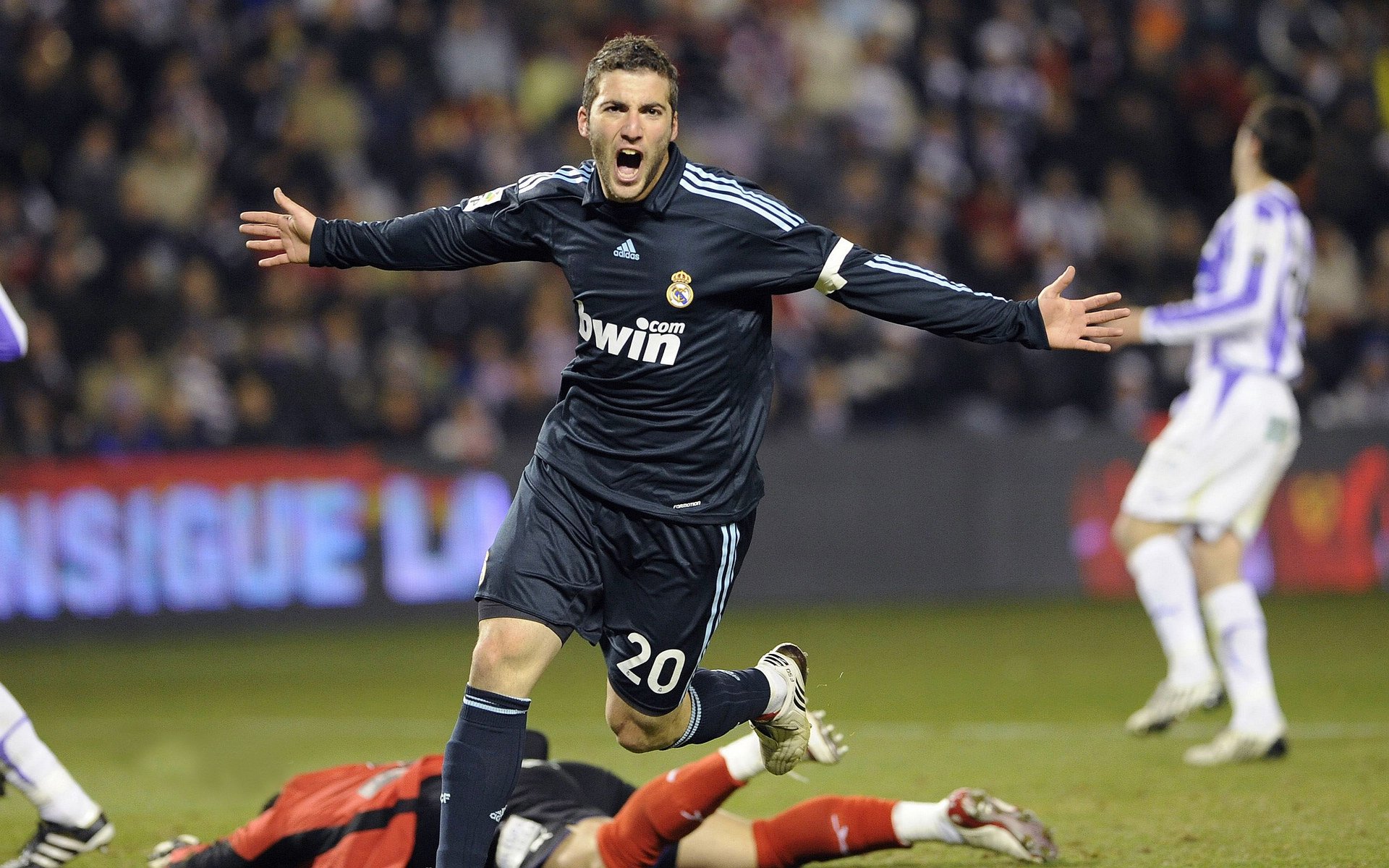 绿茵场上的命运交响曲,当英超争冠的硝烟遇见欧冠逆转的史诗