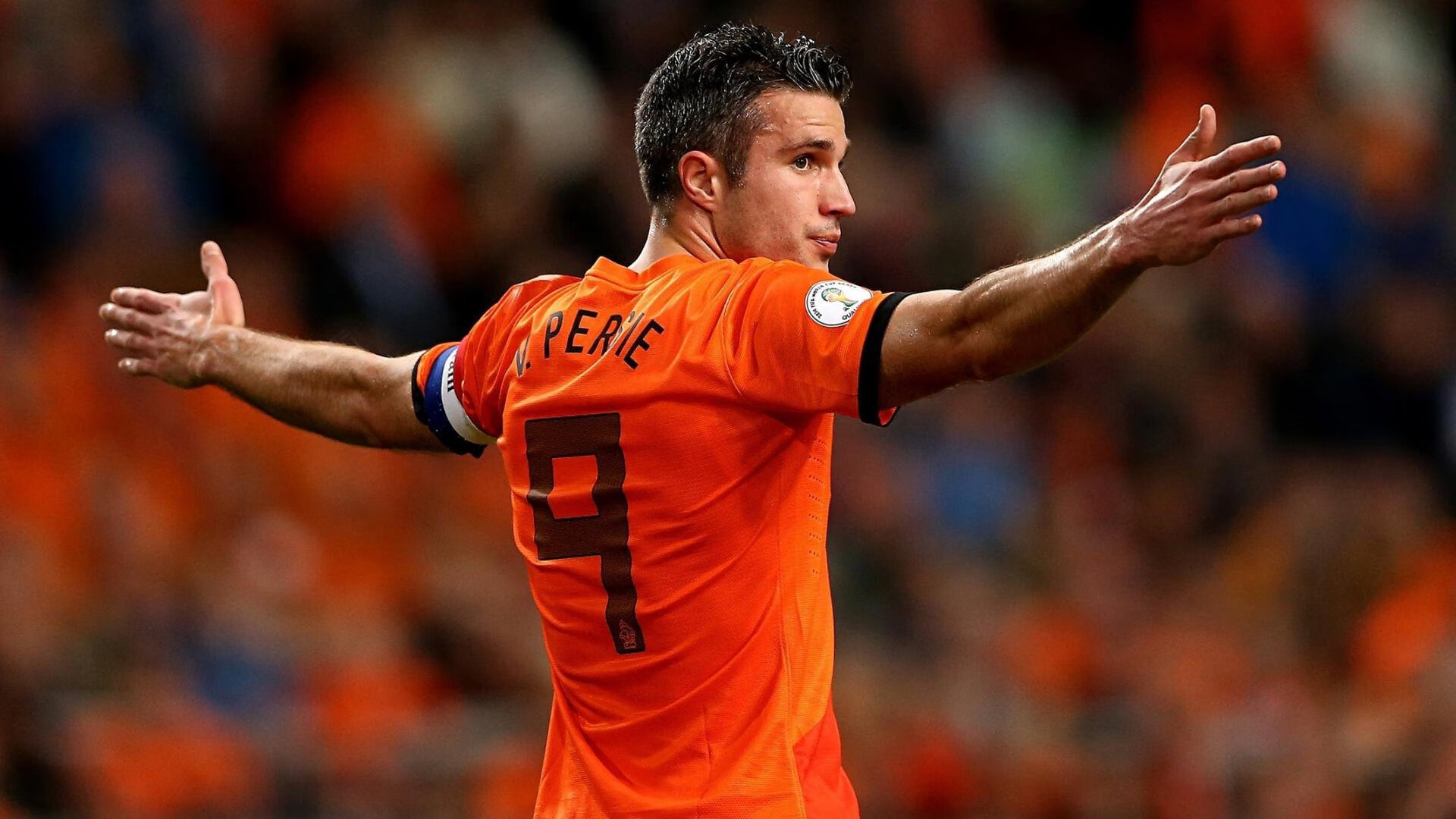 引擎轰鸣，星光璀璨，F1新赛季揭幕战之夜，伦纳德惊艳四座